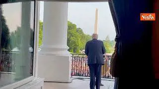 Trump si affaccia sul balcone Truman della Casa Bianca tra gli applausi, il dietro le quinte