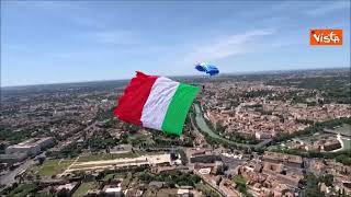 2 Giugno, l'esibizione dei paracadutisti su Via dei Fori Imperiali vista dall'elicottero