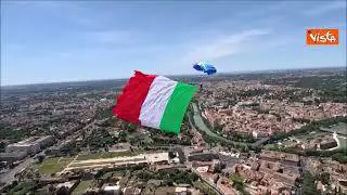 2 Giugno, l'esibizione dei paracadutisti su Via dei Fori Imperiali vista dall'elicottero