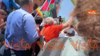 "Stop al massacro. Basta complicità", la scritta sullo striscione che apre il corteo pro Gaza a Roma
