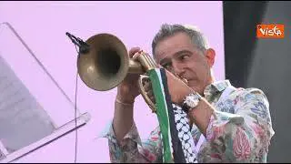 L'esibizione di Paolo Fresu sul palco della manifestazione pro Gaza a Roma