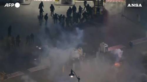 Scontri a Los Angeles, la polizia usa i gas lacrimogeni