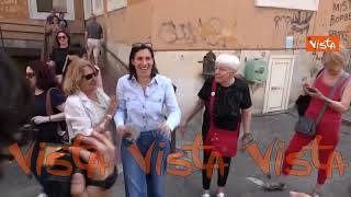 Referendum 8 e 9 giugno, la segretaria del Pd Elly Schlein arriva al seggio per votare