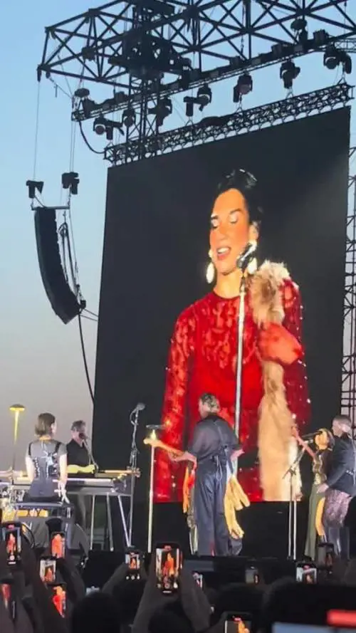 Dua Lipa canta Raffaella Carrà