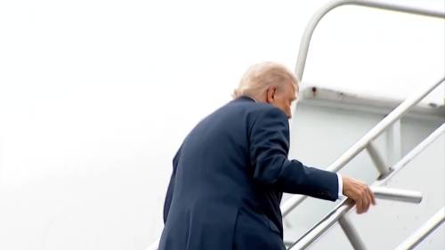 Trump e Rubio inciampano mentre salgono sull'Air Force One