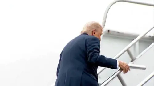 Trump e Rubio inciampano mentre salgono sull'Air Force One 