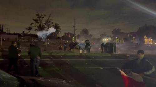 Los Angeles, scontri tra manifestanti e forze dell'ordine