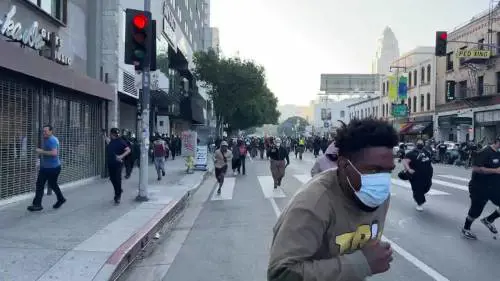 Los Angeles, manifestanti in fuga