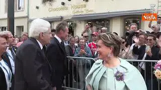 "È il mio idolo", l'emozione di una signora italiana che stringe la mano a Mattarella in Lussemburgo