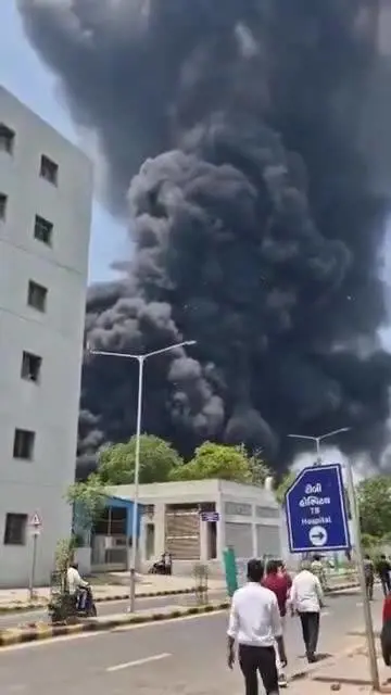 Incidente aereo in India: il fumo denso dopo lo schianto