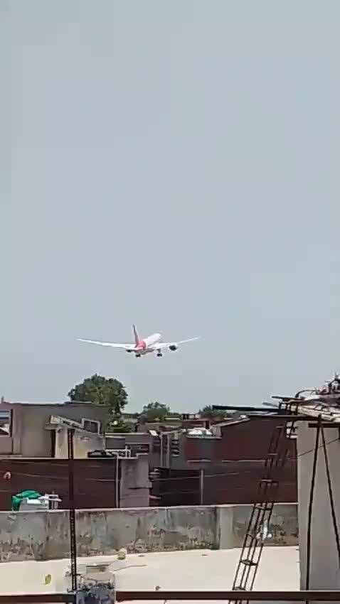 Lo schianto dell'aereo in India poco dopo il decollo