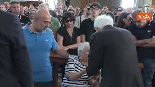 Mattarella a funerali brigadiere Legrottaglie abbraccia parenti del Carabiniere ucciso da malvivente