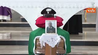 Mattarella e Crosetto ai funerali del brigadiere Legrottaglie, l'inchino davanti al feretro