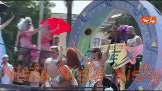 Rose Villain sul carro del Muccassassina sventola la bandiera palestinese al Pride di Roma