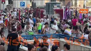 La marea arcobaleno al Pride di Roma, in migliaia alla sfilata pro lgbt