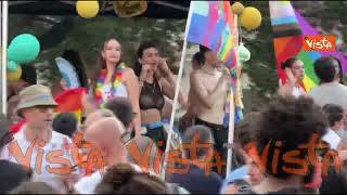 Pride a Roma, band che suonano e ragazzi che ballano sui carri arcobaleno della sfilata