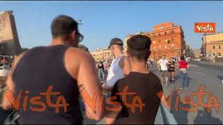 Pride a Roma, il corteo arcobaleno sfila all'ombra del Colosseo