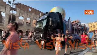 Pride a Roma, un mappamondo gigante svetta sul carro del Muccassassina