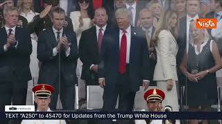 Trump e Melania mano nella mano alla parata militare di Washington accolti da spari dei cannoni