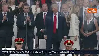 Trump e Melania mano nella mano alla parata militare di Washington accolti da spari dei cannoni