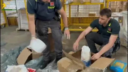 Napoli, sequestrati 100 kg ketamina nascosta in pacchi pasta diretti a Los Angeles