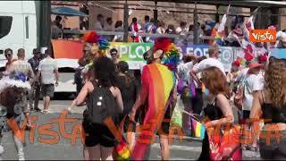 Animalisti travestiti da frati al Pride di Roma con i cartelli "Free animals"