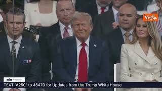 Soldati in costumi d'epoca sfilano a parata militare di Washington