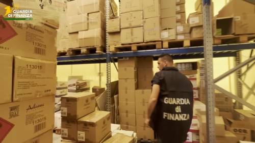 Contrabbando, maxisequestro di prodotti da fumo a Lucca