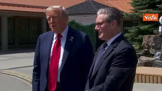 G7 Canada, Trump firma accordo con Starmer, ma gli cadono i fogli: "È un po' ventoso qui"