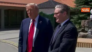 G7 Canada, Trump firma accordo con Starmer, ma gli cadono i fogli: "È un po' ventoso qui"