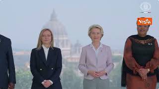 Von der Leyen e Meloni nella foto di famiglia con i leader del vertice Piano Mattei a Villa Pamphilj