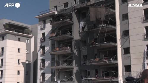 Missile contro Israele, tra le macerie a Beer Sheva: edifici e auto danneggiati, almeno 7 i feriti