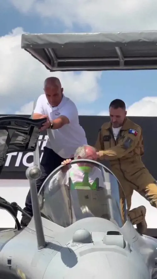 Il premier francese Bayrou resta incastrato nel nuovo caccia