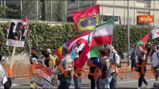 Manifestazione a Roma per la pace, ci sono anche bandiere dell'Iran e della Russia