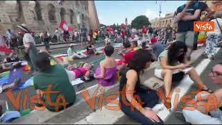 Manifestazione contro il riarmo, il sit in con i lenzuoli bianchi davanti al Colosseo