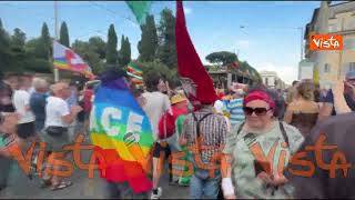 Camminando con la manifestazione contro il riarmo a Roma, immagini