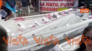Bandiera della pace gigante alla manifestazione contro il riarmo a Roma, immagini