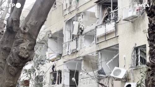 Missili su Israele, tra le macerie a Tel Aviv