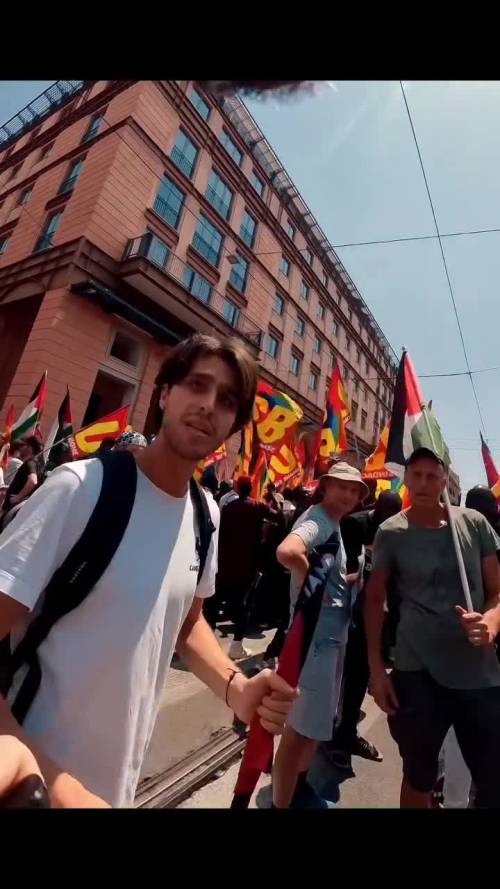 I pro Pal al manifestante: "Via la bandiera dell'Ucraina"