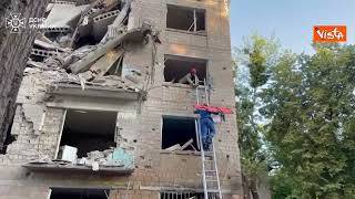 Guerra in Ucraina, operazioni di soccorso a Kiev dopo l'attacco russo avvenuto nella notte
