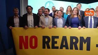 "No rearm, no war", lo striscione del M5s con Conte all'Aja per protestare contro il piano Ue