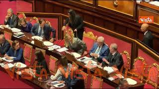 Applauso per Meloni che lascia Senato dopo discussione su Consiglio Ue. Lei saluta con la mano