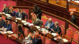 Applauso per Meloni che lascia Senato dopo discussione su Consiglio Ue. Lei saluta con la mano