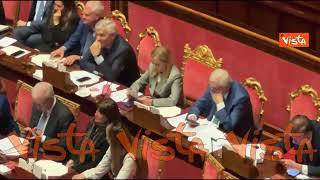 Meloni in Aula al Senato legge un biglietto, poi lo piega in due