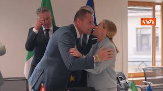 Meloni in abito celeste alla prima giornata del Consiglio Europeo a Bruxelles