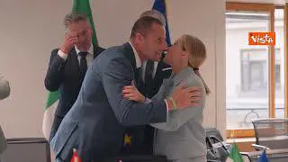 Meloni in abito celeste alla prima giornata del Consiglio Europeo a Bruxelles
