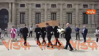 Il feretro di Arnaldo Pomodoro lascia la Chiesa di San Fedele