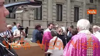 L'ultimo saluto dei cari ad Arnaldo Pomodoro davanti alla Chiesa di San Fedele