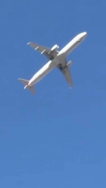 Il volo American Airlines prende fuoco con a bordo 153 passeggeri: il video choc