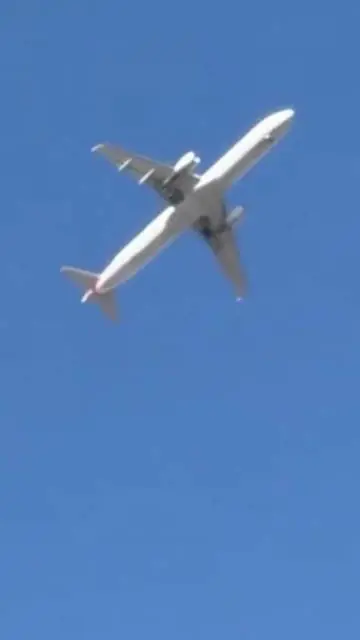 Il volo American Airlines prende fuoco con a bordo 153 passeggeri: il video choc